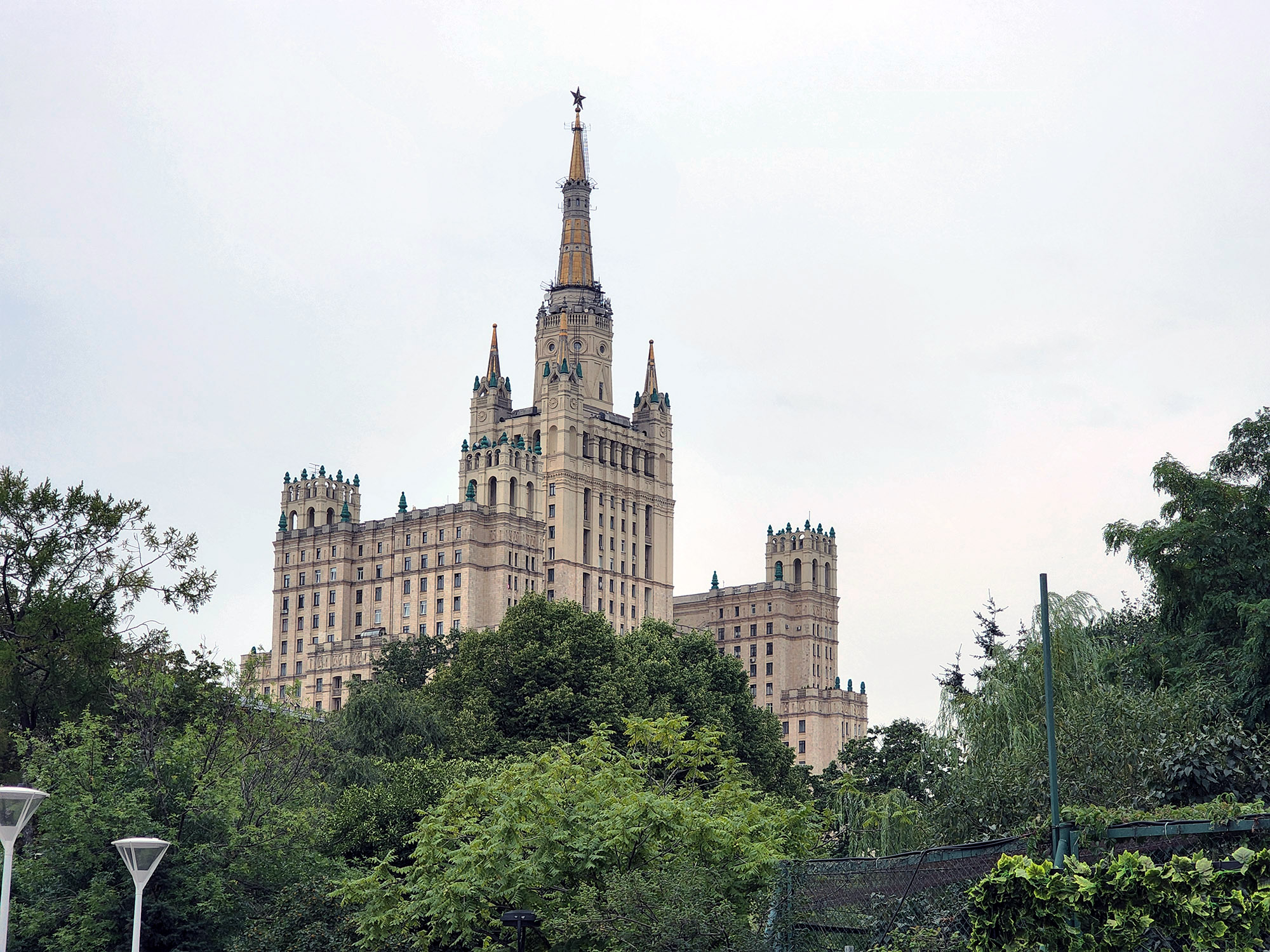 Вид на здание со стороны Московского зоопарка